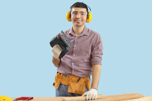 Young Carpenter Jigsaw Wooden Plank Table Blue Background — Stock Photo, Image
