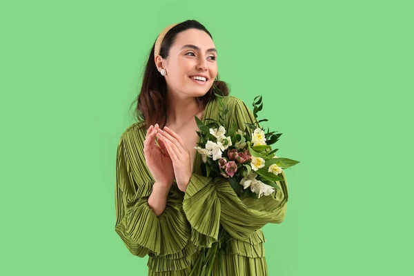 Jeune Femme Robe Avec Des Fleurs Alstroemeria Sur Fond Vert — Photo