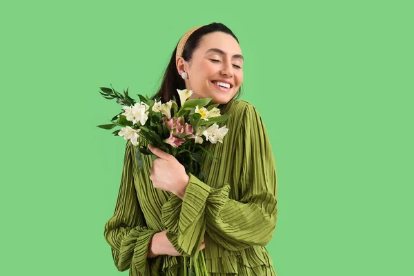 Νεαρή Γυναίκα Φόρεμα Λουλούδια Alstroemeria Πράσινο Φόντο — Φωτογραφία Αρχείου
