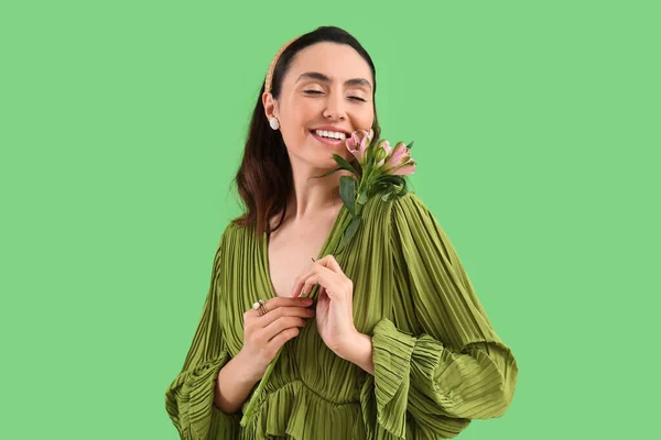 Ung Kvinna Klänning Med Alstroemeria Blommor Grön Bakgrund — Stockfoto