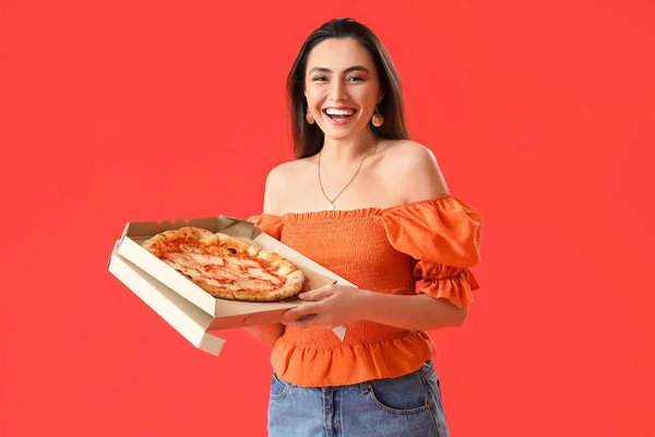 Piękna Kobieta Pudełkiem Smacznej Pizzy Czerwonym Tle — Zdjęcie stockowe