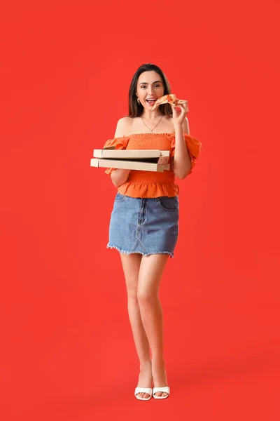 Mooie Vrouw Met Doos Lekkere Pizza Rode Achtergrond — Stockfoto
