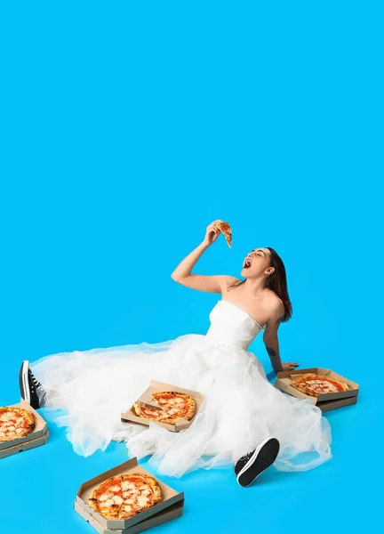 Young Woman White Dress Tasty Pizza Sitting Blue Background — Stock Photo, Image