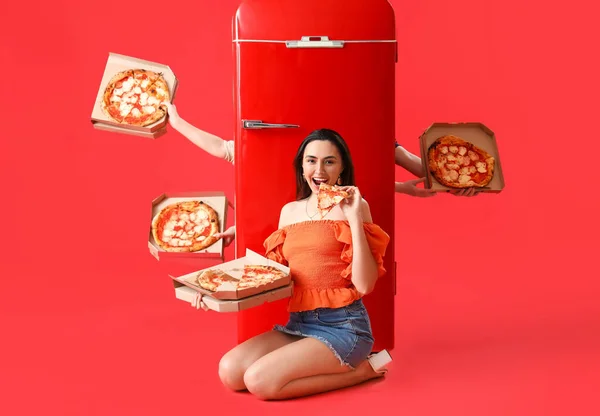 Mooie Vrouw Handen Met Lekkere Pizza Achter Koelkast Rode Achtergrond — Stockfoto