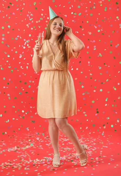 Красива Жінка Келихом Шампанського Святкує День Народження Червоному Тлі — стокове фото