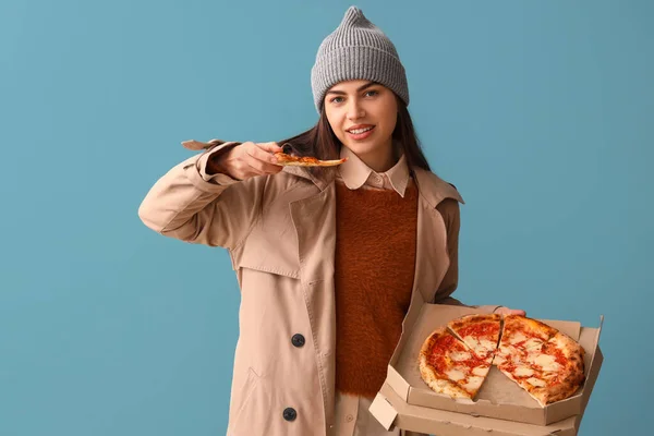 Jovem Mulher Chapéu Com Caixa Pizza Saborosa Fundo Azul — Fotografia de Stock