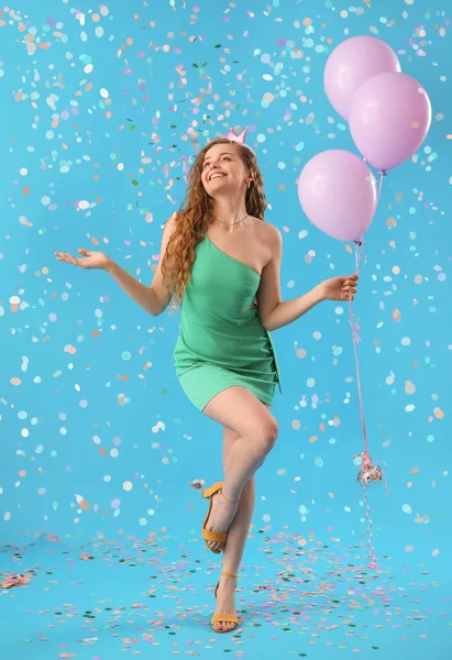 Glückliche Junge Frau Mit Luftballons Feiert Geburtstag Auf Blauem Hintergrund — Stockfoto