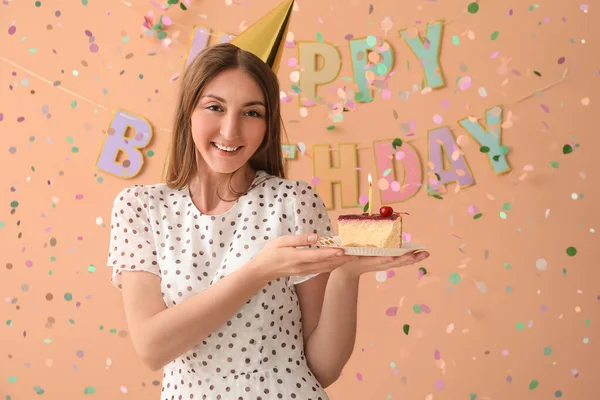 Mujer Joven Feliz Con Pedazo Pastel Cumpleaños Sobre Fondo Beige — Foto de Stock