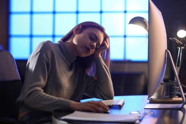 Втомилася Жінка Програмістка Працює Офісі Вночі — стокове фото