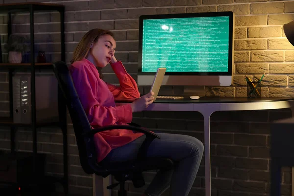 Kvinnlig Programmerare Arbetar Med Surfplatta Kontoret Natten — Stockfoto