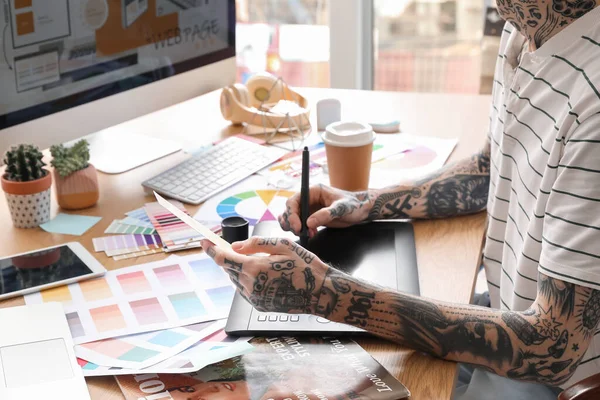 Tattooed Graphic Designer Working Tablet Paint Palette Table Office Closeup — Stock Photo, Image