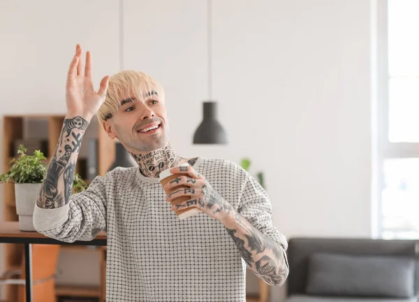 Νεαρός Άνδρας Τατουάζ Φλιτζάνι Καφέ Κουνάει Χέρι Στο Σπίτι — Φωτογραφία Αρχείου