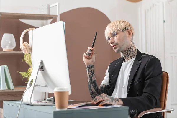 Tattooed Graphic Designer Working Table Office — Stock Photo, Image