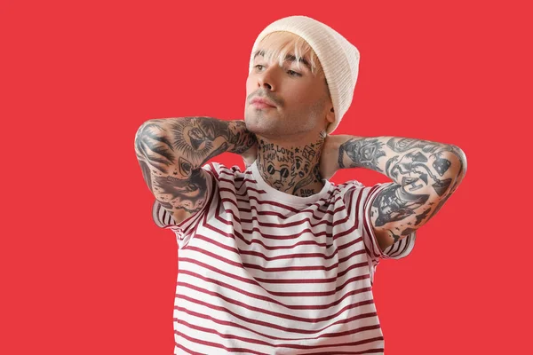 Hombre Joven Tatuado Sombrero Sobre Fondo Rojo —  Fotos de Stock