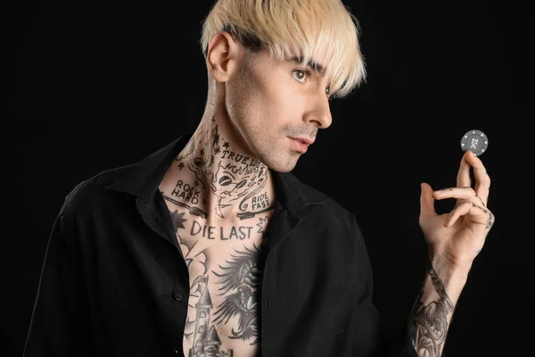 Tetovált Fiatalember Póker Chip Fekete Háttér Közelkép — Stock Fotó