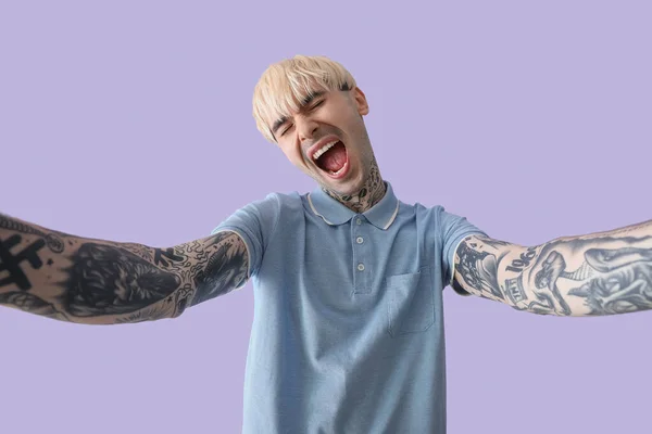 Τατουάζ Νεαρός Άνδρας Λήψη Selfie Λιλά Φόντο — Φωτογραφία Αρχείου