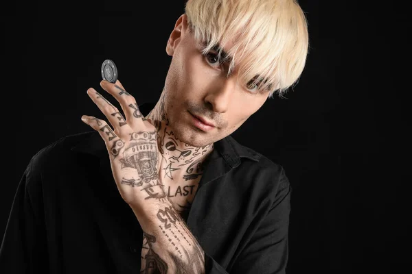 Τατουάζ Νεαρός Άνδρας Τσιπ Πόκερ Μαύρο Φόντο Closeup — Φωτογραφία Αρχείου