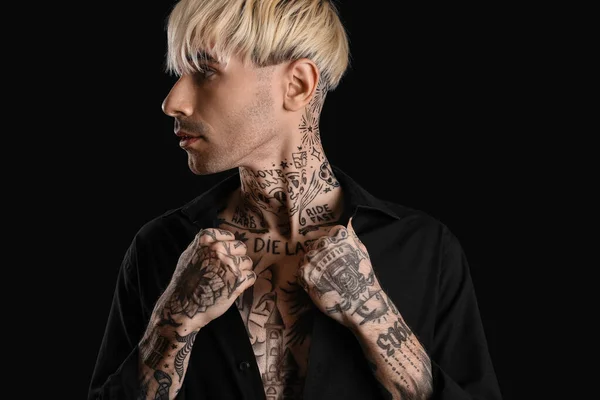 Tetovált Fiatal Férfi Fekete Háttér Közelről — Stock Fotó
