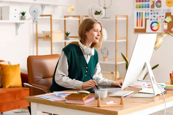 オフィスのテーブルでタブレットを扱う女性グラフィックデザイナー — ストック写真