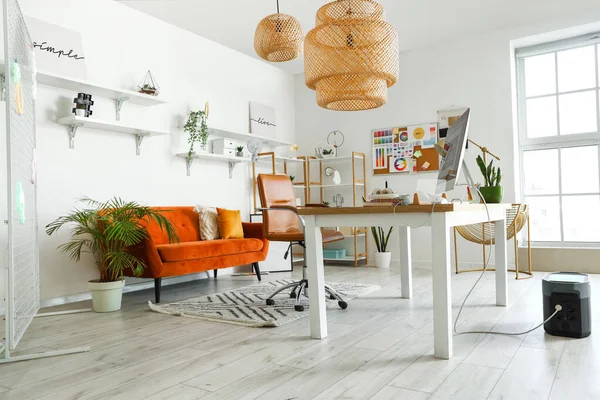 Büroeinrichtung Mit Arbeitsplatz Des Grafikdesigners Regalen Und Sofa — Stockfoto