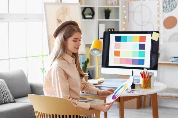 Diseñadora Gráfica Femenina Que Trabaja Con Paleta Colores Mesa Oficina —  Fotos de Stock