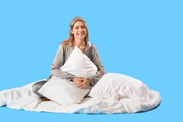 Jovem Pijama Com Travesseiros Cobertor Sobre Fundo Azul — Fotografia de Stock