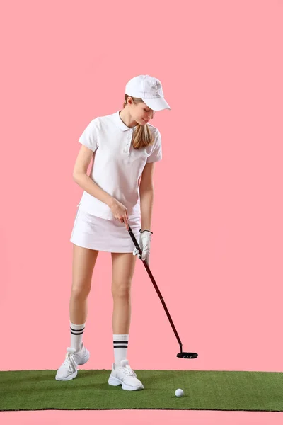 Jovem Mulher Jogando Golfe Fundo Rosa — Fotografia de Stock
