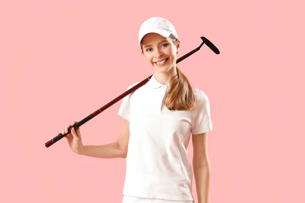 有粉红背景球杆的女高尔夫球手 — 图库照片