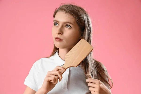 Jonge Vrouw Met Haaruitval Probleem Borstelen Roze Achtergrond — Stockfoto