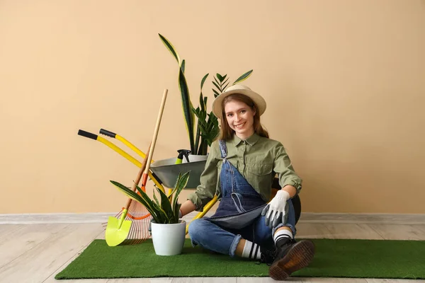 Female Gardener Houseplants Tools Sitting Beige Wall — Stock Photo, Image
