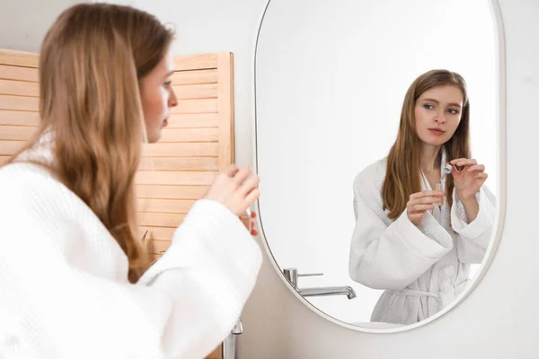 Jovem Mulher Usando Soro Para Crescimento Cabelo Perto Espelho Banheiro — Fotografia de Stock