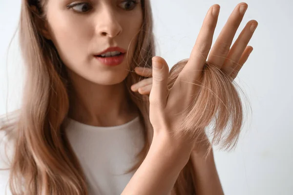 明るい背景 クローズ アップの脱毛の問題を持つ若い女性 — ストック写真