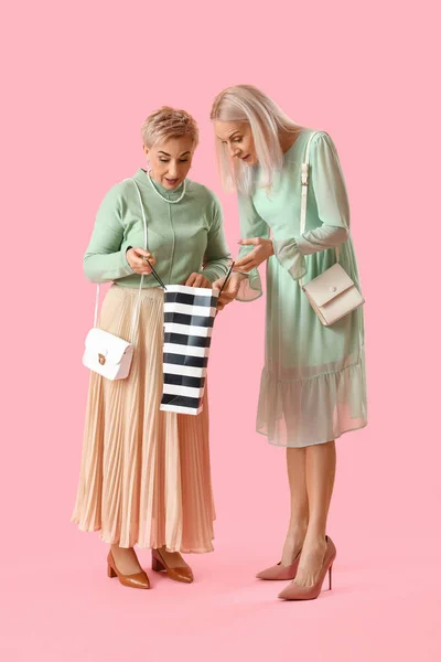 Mature Women Shopping Bag Pink Background — Stock Photo, Image