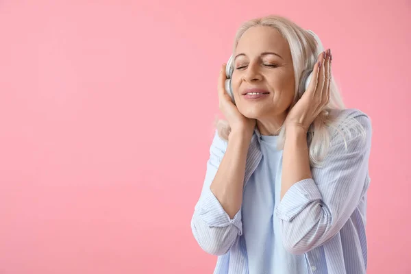 Mature Woman Headphones Listening Music Pink Background — Stock Photo, Image