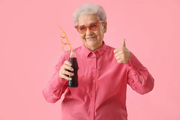 Senior Woman Bottle Cola Showing Thumb Pink Background — Stock Photo, Image