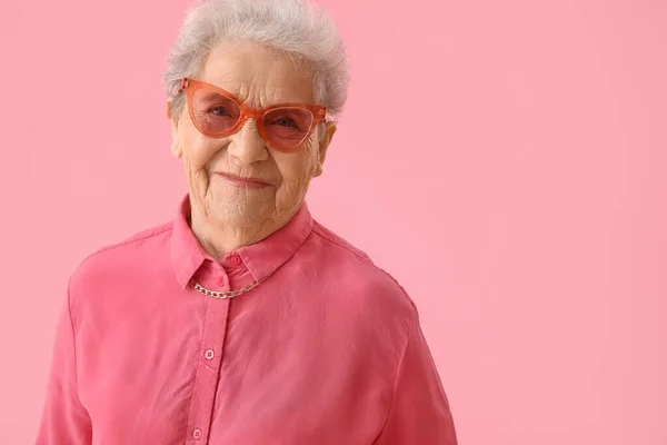 Старшая Женщина Розовом Фоне Крупный План — стоковое фото