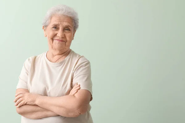 Donna Anziana Sfondo Verde — Foto Stock