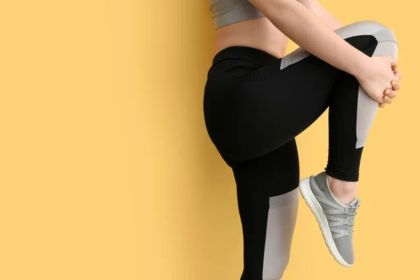 Sportieve Jonge Vrouw Leggings Gele Achtergrond — Stockfoto