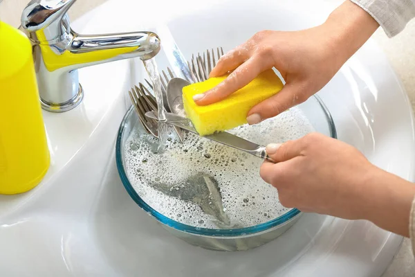 洗面台にスポンジでナイフを洗う女性 クローズアップ — ストック写真