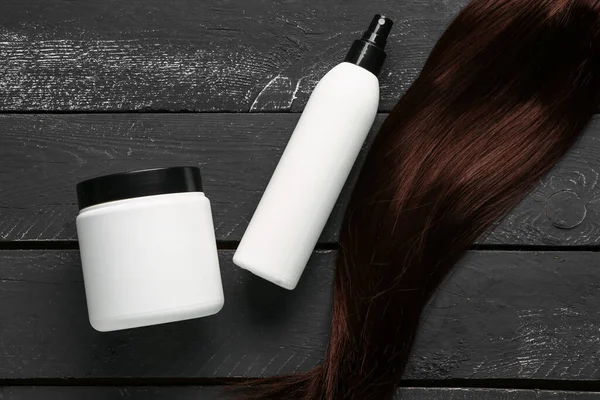 Hnědé Vlasy Kosmetickými Výrobky Tmavém Dřevěném Pozadí — Stock fotografie