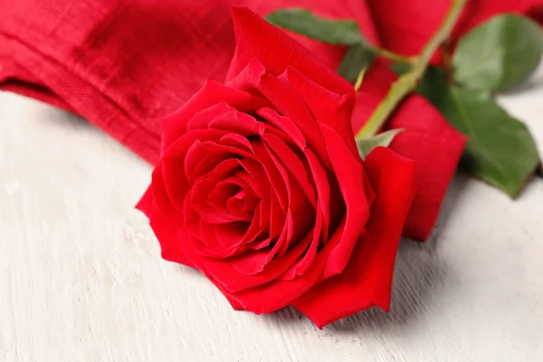 Piękna Czerwona Róża Jasnym Drewnianym Tle — Zdjęcie stockowe