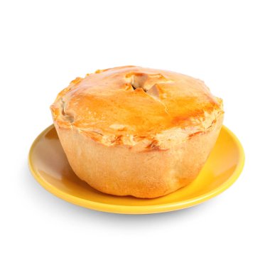 Beyaz arka planda lezzetli etli börek tabağı.