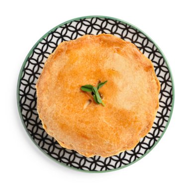 Beyaz arka planda lezzetli etli börek tabağı.