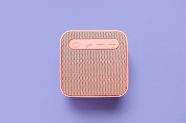 Renkli arkaplanda modern kablosuz hoparlör