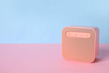 Renkli arkaplanda modern kablosuz hoparlör