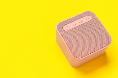 Sarı arkaplanda modern kare hoparlör