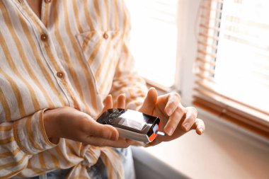 Dijital glukometreyi elinde tutan diyabetli kadın, yakın plan.