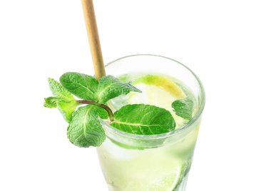 Beyaz arka planda izole edilmiş bir bardak mojito.