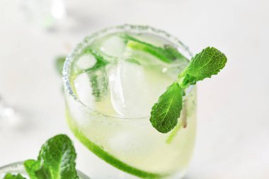 Hafif arka planda bir bardak mojito, yakın plan.
