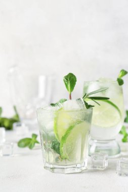 Hafif arkaplanda bir bardak mojito.
